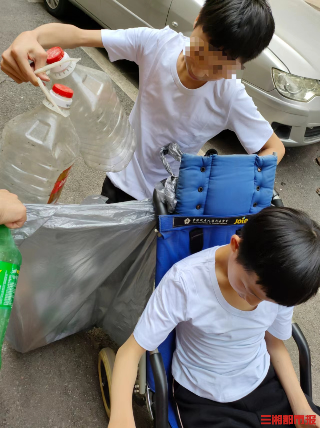 26℃丨脑瘫儿童为“无人机”梦捡卖塑料瓶！他们来圆梦(图1)